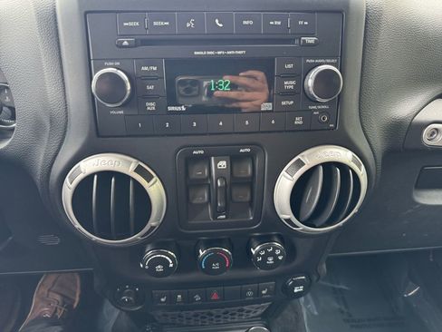 Used 2017 Jeep Wrangler Unlimited Rubicon AWD/4WD image 21