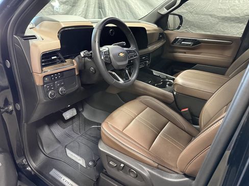 Used 2025 Chevrolet Suburban High Country image 18