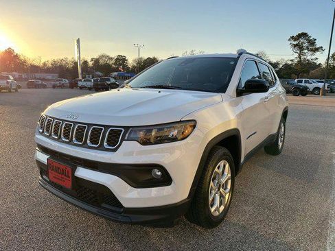 Certified 2025 Jeep Compass Latitude image 3