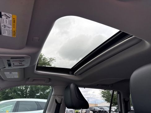 Used 2020 Toyota Highlander XLE AWD/4WD image 19
