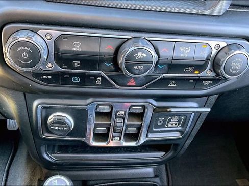Used 2022 Jeep Wrangler Unlimited Sahara image 16