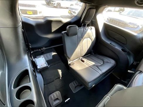 New 2026 Chrysler Pacifica Select image 24