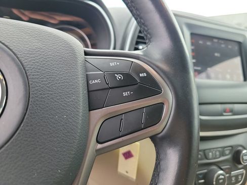 Used 2020 Jeep Cherokee Latitude w/ Cold Weather Group AWD/4WD image 28