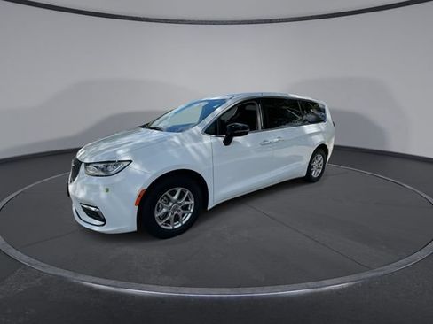 Used 2024 Chrysler Pacifica Touring-L FWD image 4