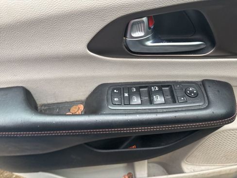 Used 2019 Chrysler Pacifica Touring-L image 9