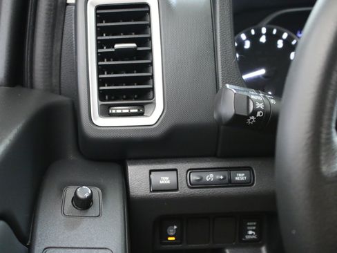 Used 2022 Nissan Frontier SV AWD/4WD image 17