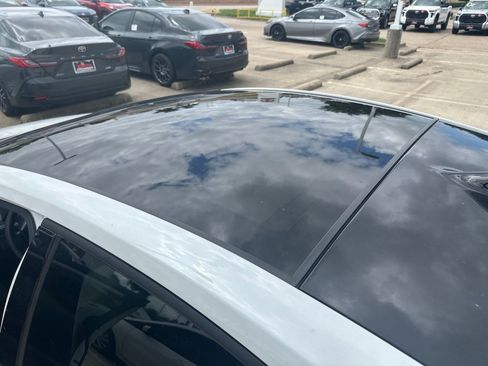 Used 2023 Toyota Prius XLE FWD image 8