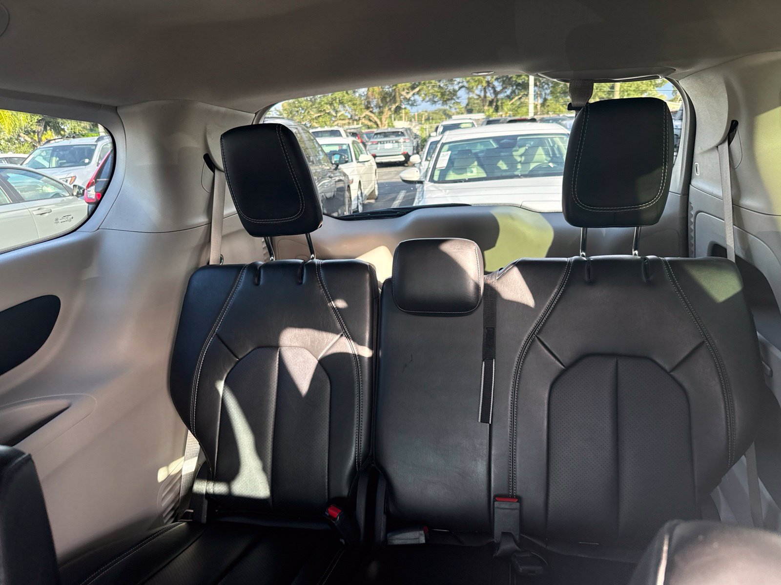 Used 2024 Chrysler Pacifica Touring-L FWD image 9