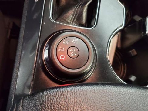 Used 2017 Ford Explorer XLT w/ XLT Technology Feature Bundle image 26