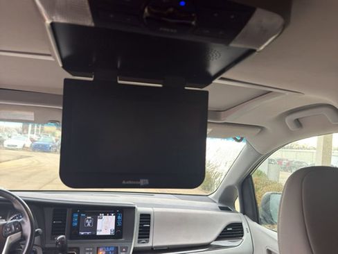 Used 2015 Toyota Sienna XLE image 11