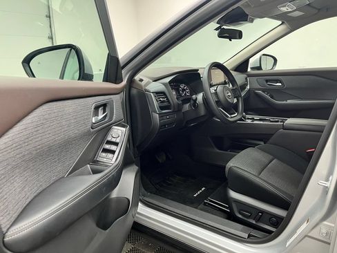 Used 2023 Nissan Rogue SV AWD/4WD image 16