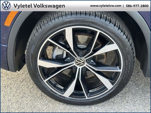 Certified 2022 Volkswagen Tiguan SEL R-Line image 7