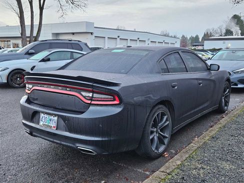 Used 2016 Dodge Charger SE w/ Blacktop Package image 2