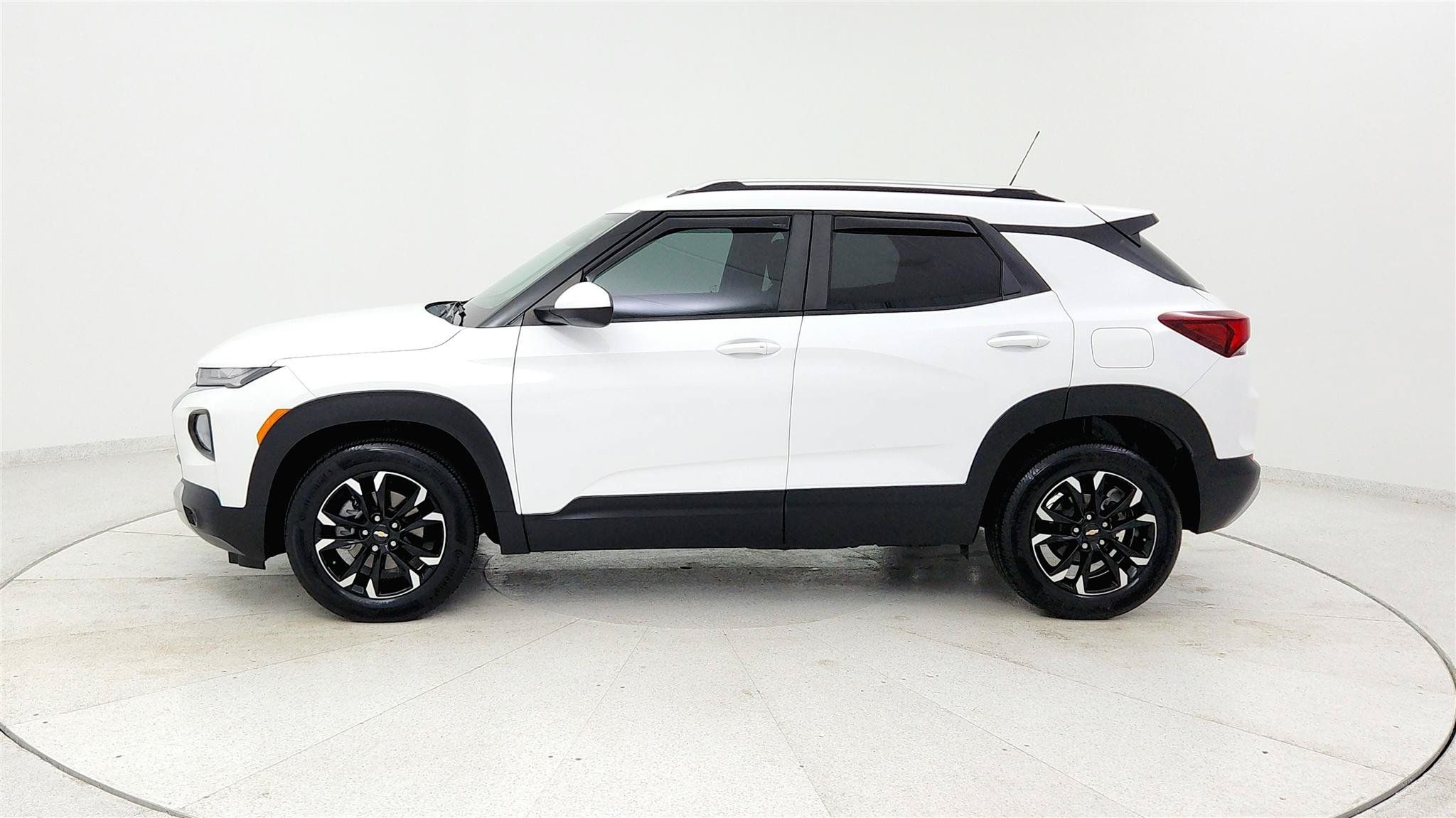 Used 2023 Chevrolet TrailBlazer LT w/ Convenience Package FWD image 2