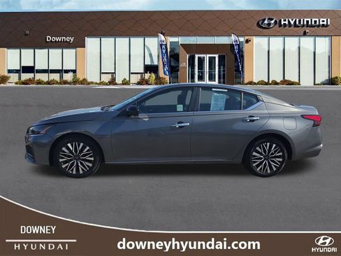 Used 2025 Nissan Altima 2.5 SV FWD image 2