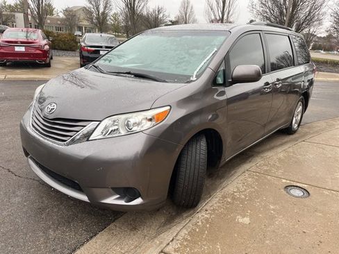 Used 2015 Toyota Sienna LE image 8