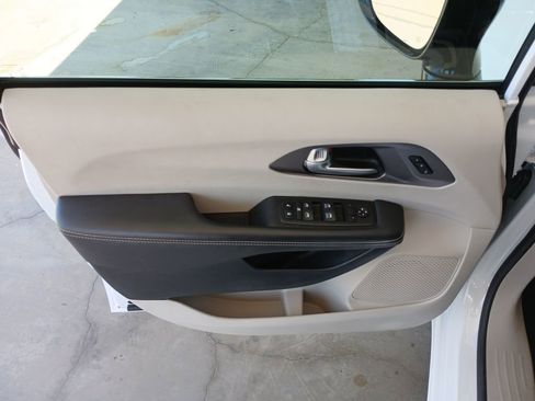 Used 2024 Chrysler Pacifica Touring-L FWD image 23