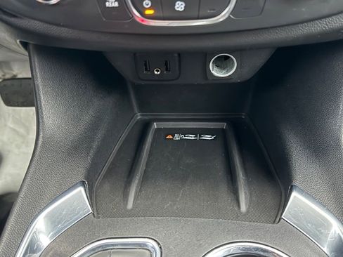 Used 2022 Chevrolet Traverse LT image 28