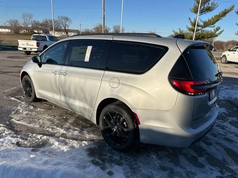 New 2026 Chrysler Pacifica Select image 21