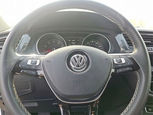 Used 2021 Volkswagen Tiguan SE image 15