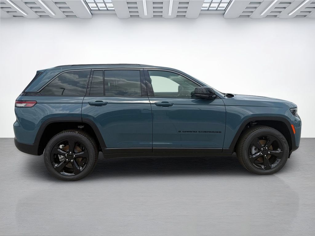 New 2026 Jeep Grand Cherokee Limited RWD image 2