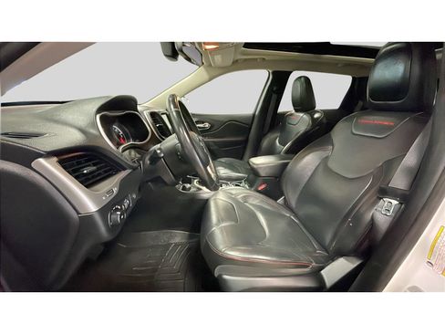 Used 2016 Jeep Cherokee Trailhawk w/ Comfort/Convenience Group AWD/4WD image 12