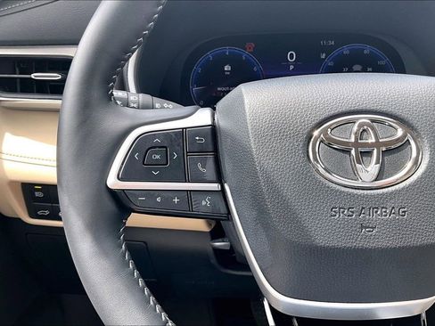 Used 2025 Toyota Highlander Limited AWD/4WD image 18
