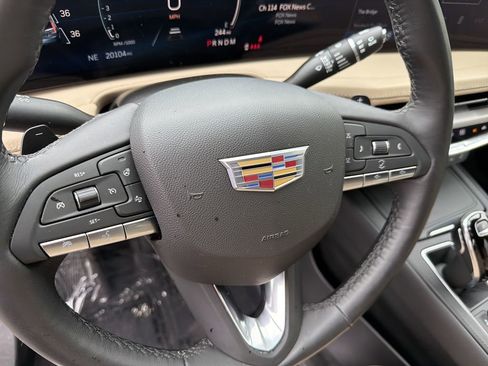 Used 2024 Cadillac XT4 Luxury w/ Cold Weather Package FWD image 22