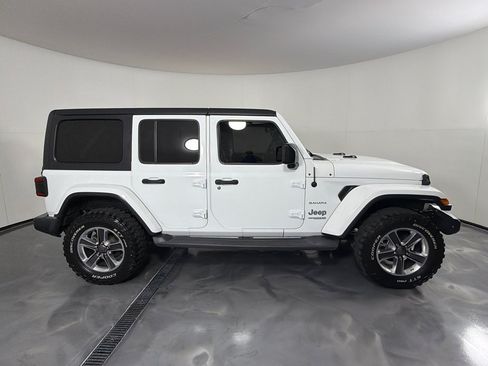 Used 2018 Jeep Wrangler Unlimited Sahara AWD/4WD image 4