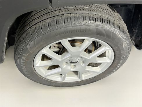 Used 2022 Jeep Renegade Latitude AWD/4WD image 29