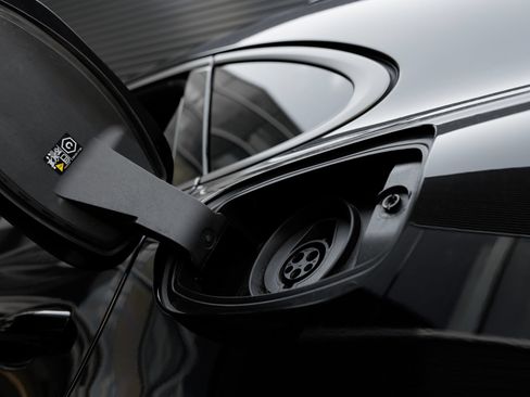 Certified 2025 Porsche Cayenne Turbo AWD/4WD image 30