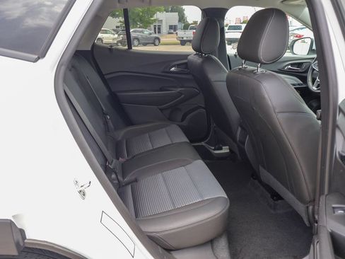 Used 2025 Chevrolet Trax LT w/ LT Convenience Package FWD image 10