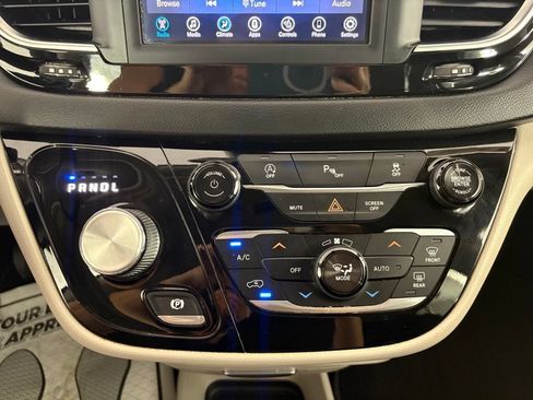 Used 2019 Chrysler Pacifica Touring-L FWD image 27