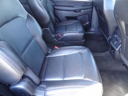 Used 2018 Ford Explorer XLT w/ Equipment Group 202A image 11