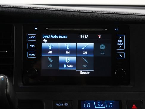 Used 2017 Toyota Sienna SE FWD image 19