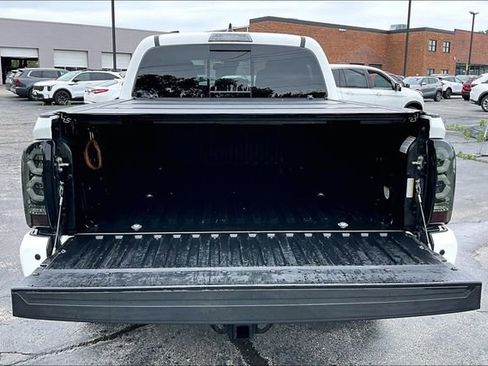 Used 2018 Toyota Tacoma TRD Sport w/ Technology Package AWD/4WD image 16