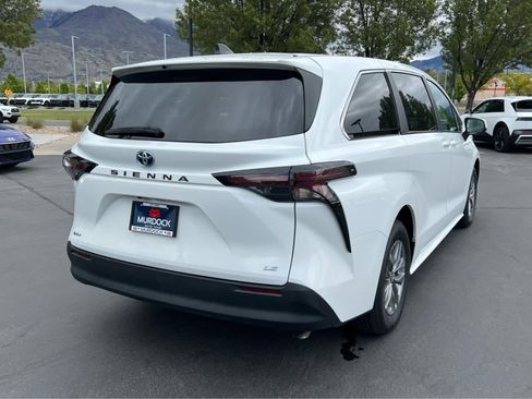 Used 2025 Toyota Sienna LE FWD image 8