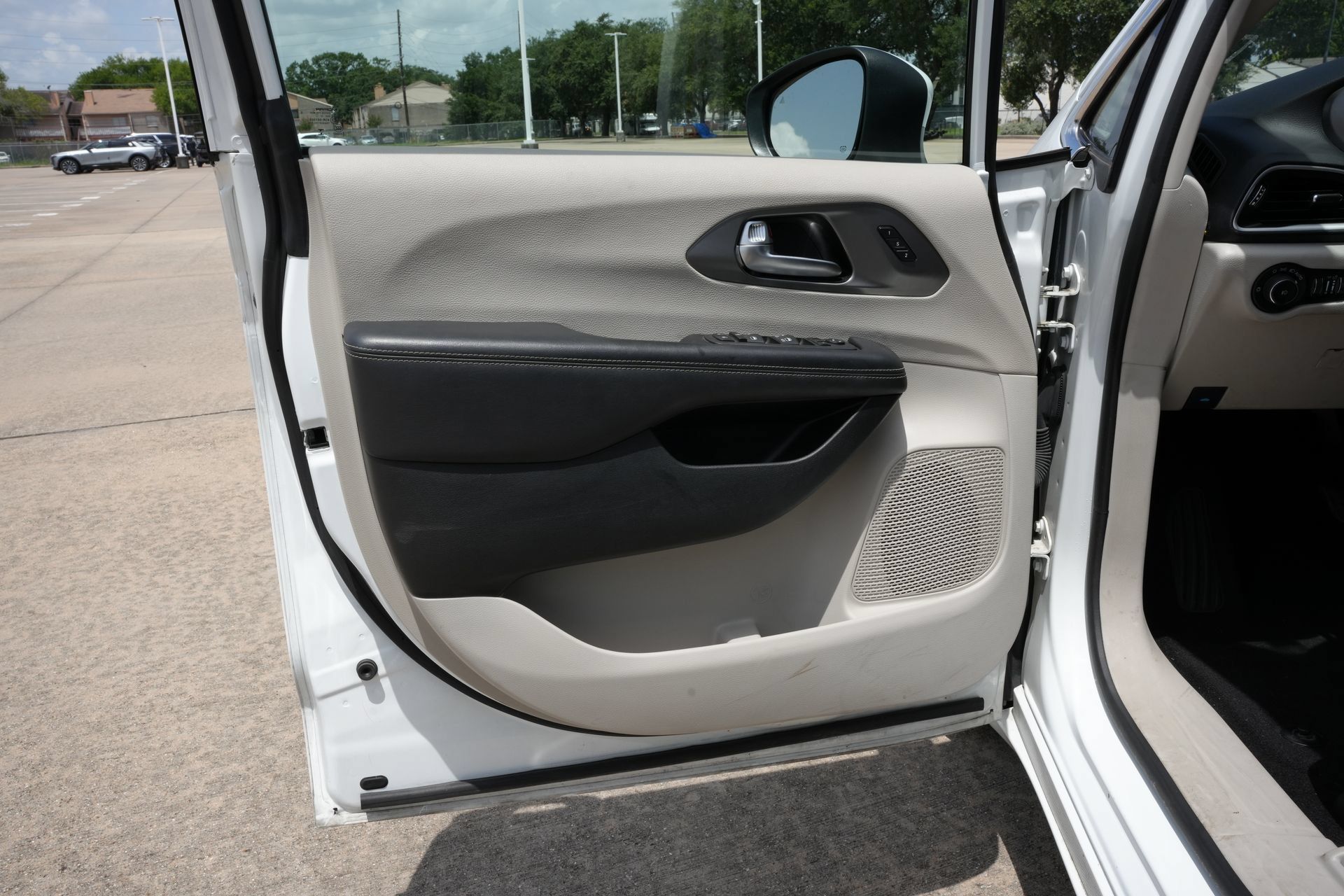 Used 2023 Chrysler Pacifica Touring-L FWD image 17