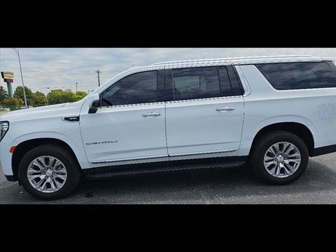 Used 2022 GMC Yukon XL Denali image 6