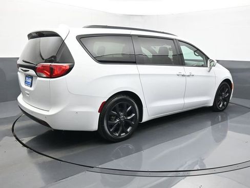 Used 2019 Chrysler Pacifica Touring-L w/ Advanced Safetytec Group image 5