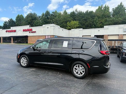 Used 2023 Chrysler Pacifica Touring-L FWD image 1