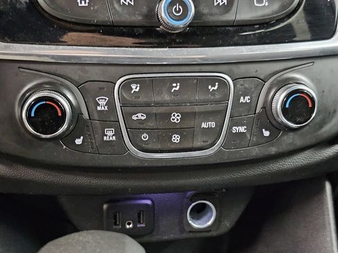 Used 2022 Chevrolet Traverse LT FWD image 19
