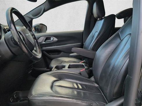 Used 2018 Chrysler Pacifica Touring-L Plus FWD image 13