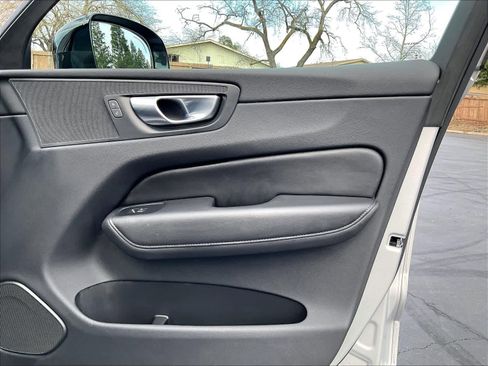 Used 2025 Volvo XC60 B5 Core image 27