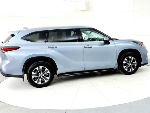 Certified 2021 Toyota Highlander XLE image 6
