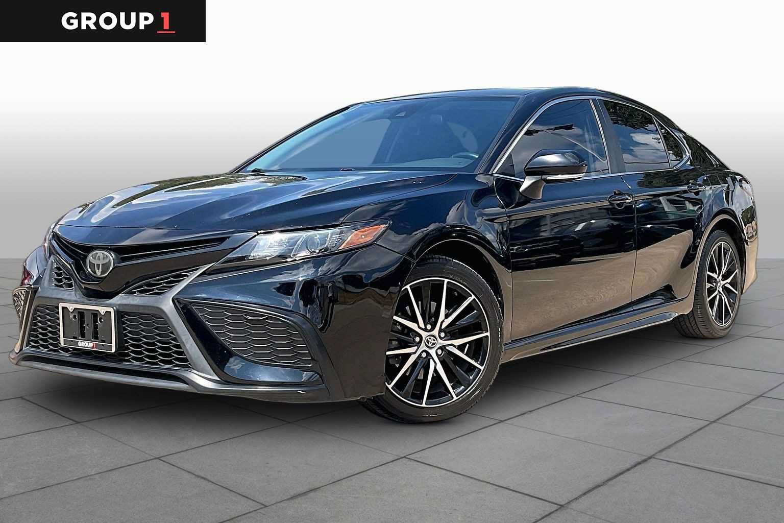 Used 2022 Toyota Camry SE FWD image 1