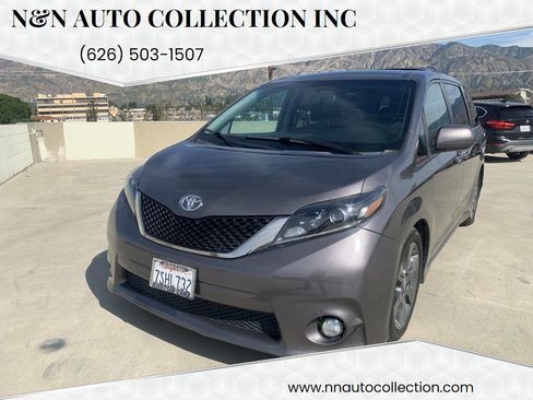 Used 2016 Toyota Sienna SE image 1