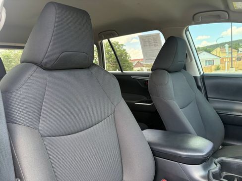 Used 2022 Toyota RAV4 LE FWD image 11