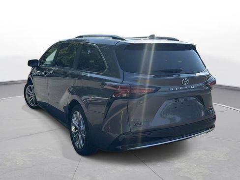 Used 2023 Toyota Sienna Platinum FWD image 8