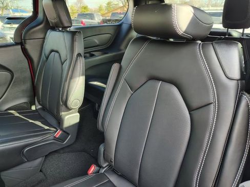 New 2026 Chrysler Pacifica Select w/ S Appearance Package image 4